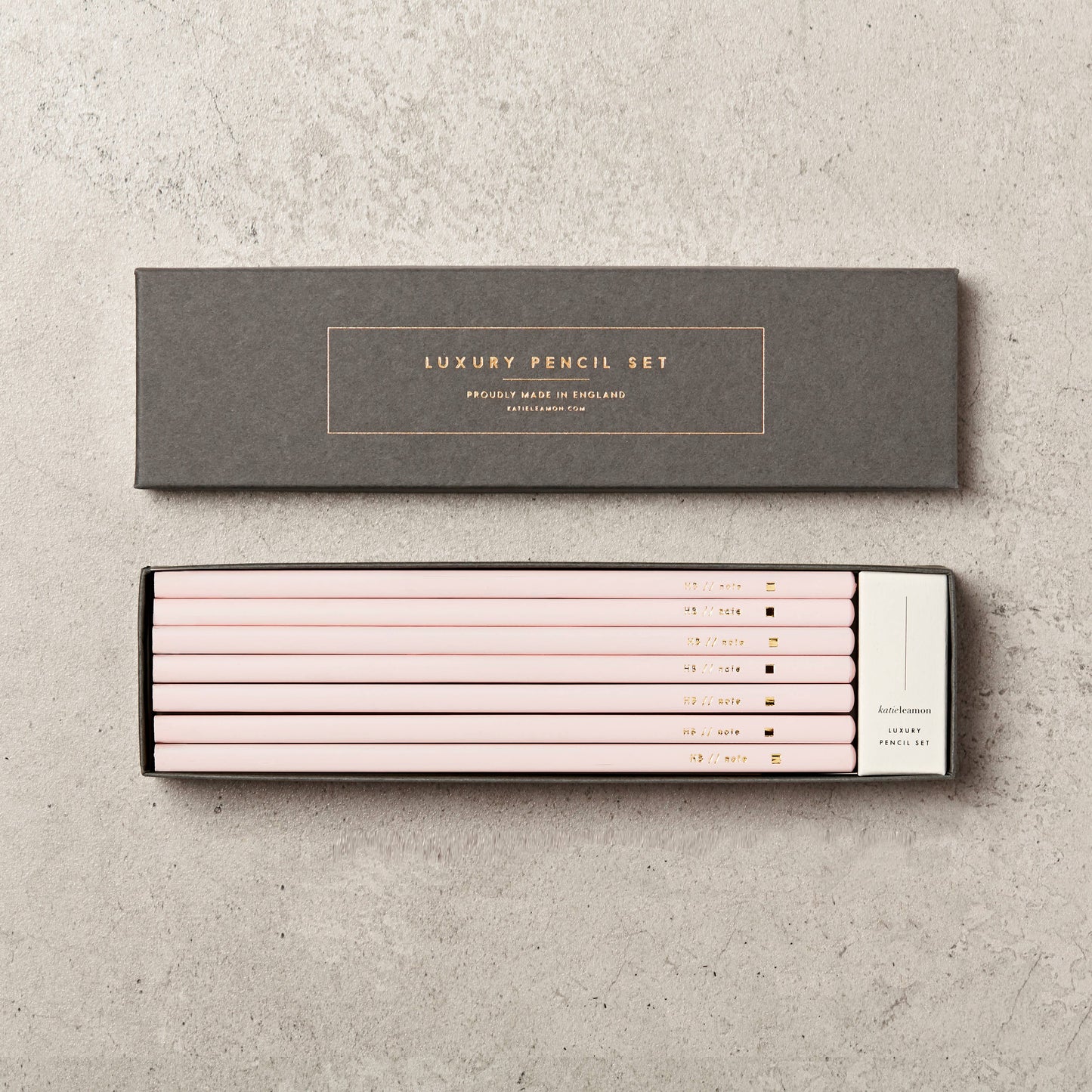 Caja de lápices rosas