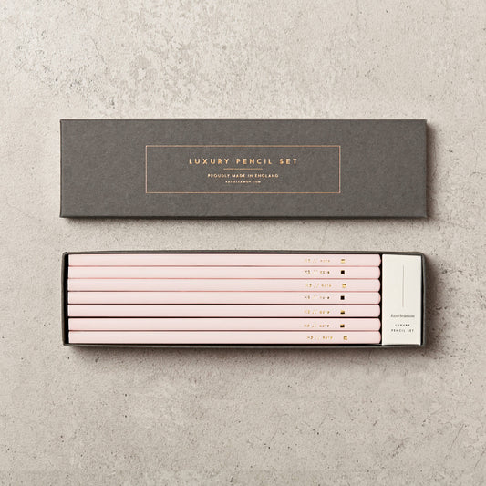 Caja de lápices rosas