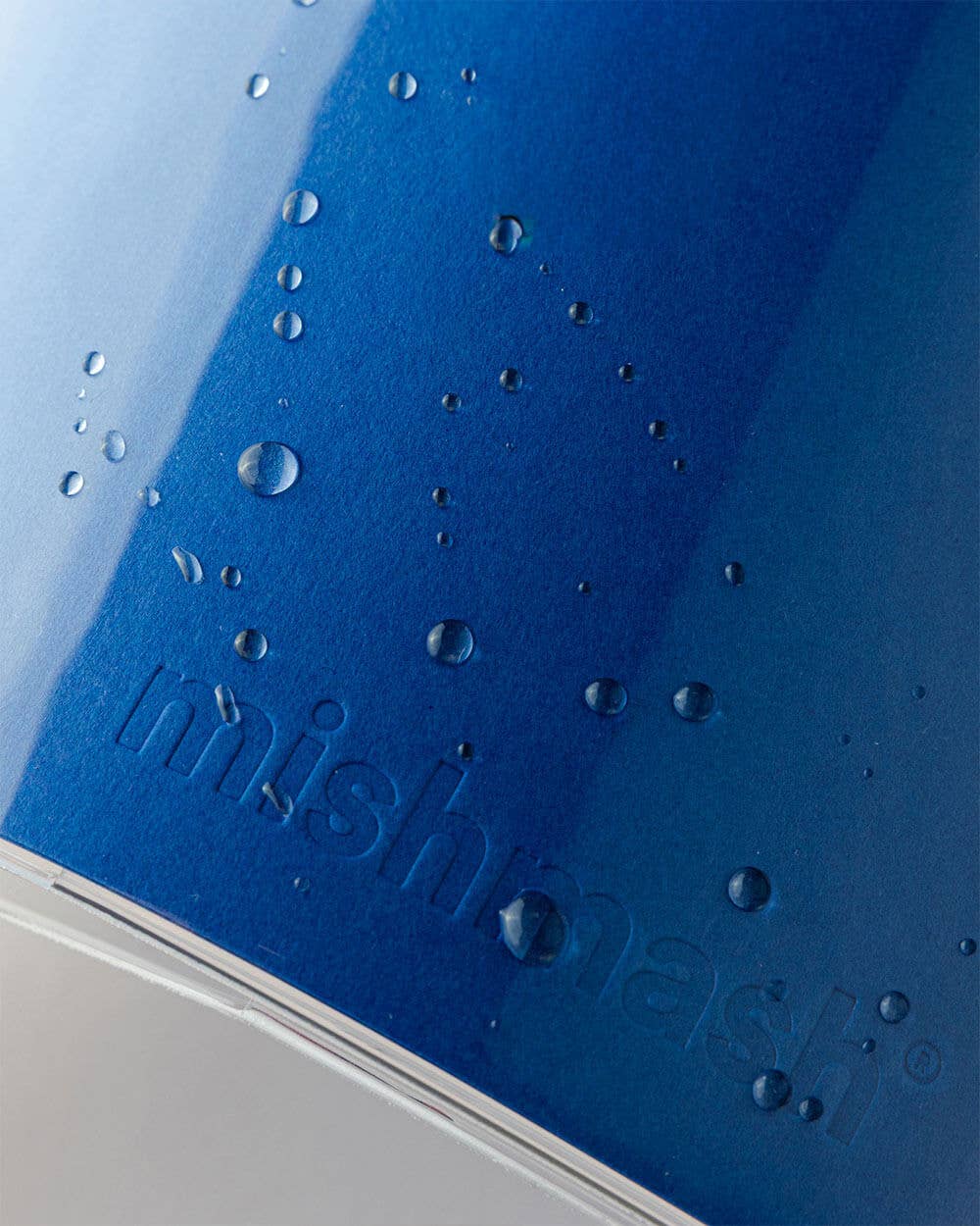 Close-up of a blue container with water droplets and 'imishin' branding.